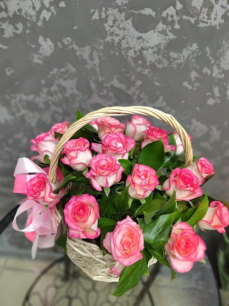Цветочная композиция из Розы в корзине в Новокаякенте