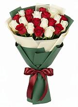Букет Микс из красных и белых роз в Новокаякенте