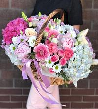 Цветочная композиция из Розы, Хризантемы, Пионы и Лизиантусы в корзине в Новокаякенте