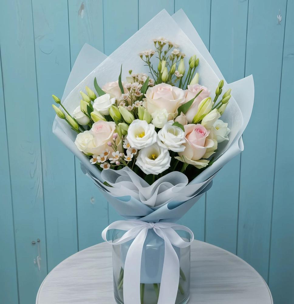 Букет цветов из: Розы и Лизиантусы в Новокаякенте