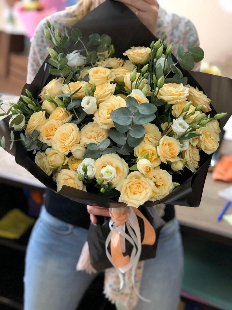 Букет цветов из: Розы и Лизиантусы в Новокаякенте