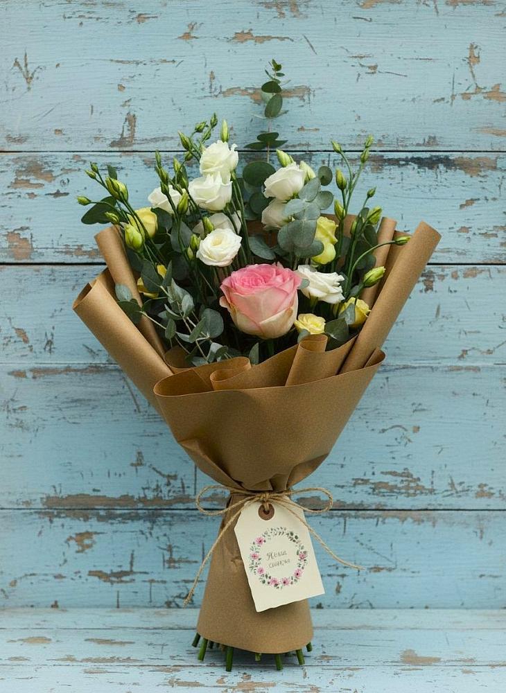 Букет цветов из: Розы и Лизиантусы в Новокаякенте