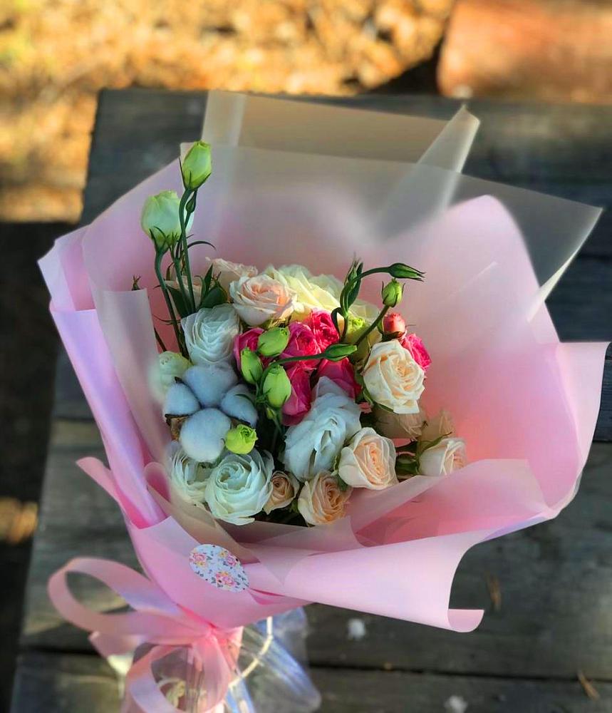 Букет цветов из: Розы и Лизиантусы в Новокаякенте