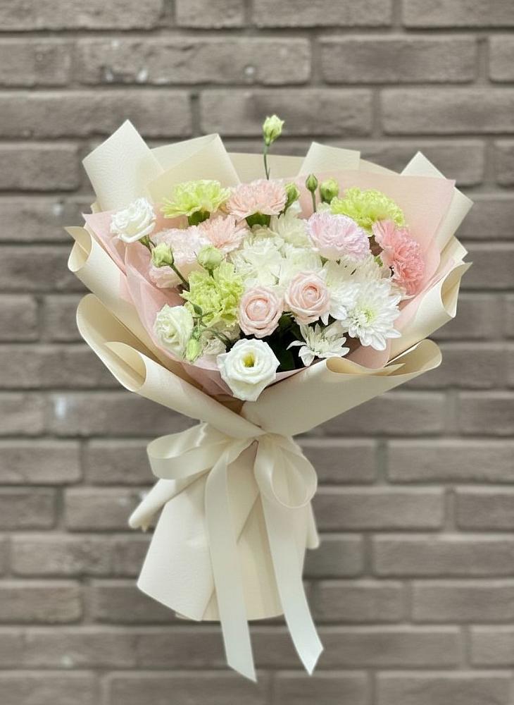 Букет цветов из: Гвоздики, Розы, Лизиантусы и Хризантемы в Новокаякенте