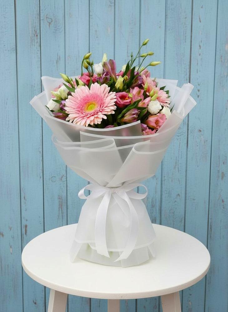 Букет цветов из: Герберы, Альстромерии и Лизиантусы в Новокаякенте