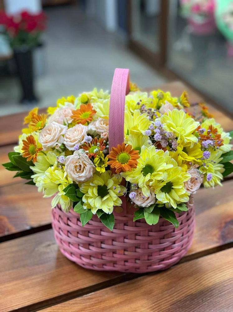 Цветочная композиция из Хризантемы и Розы в корзине в Новокаякенте