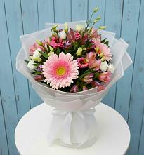 Букет цветов из:  Герберы, Альстромерии и Лизиантусы #REPLACE_PRED# Новокаякенте