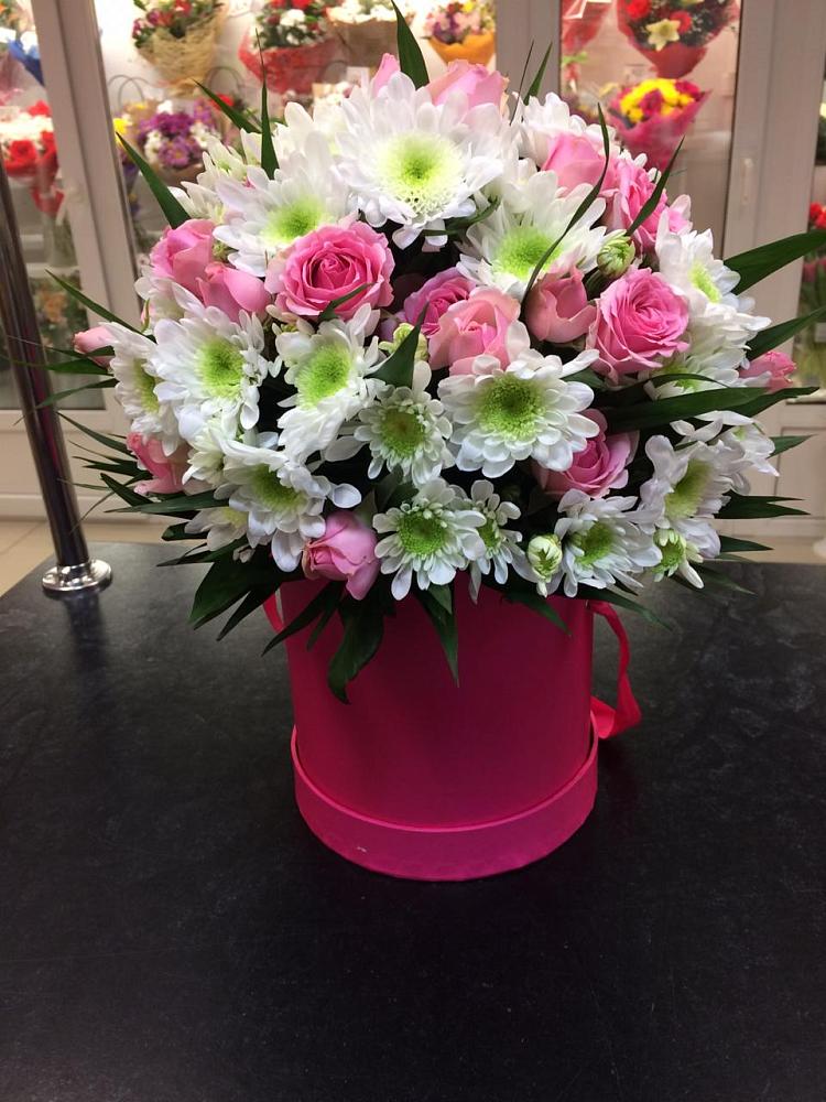 Цветочная композиция из Розы и Хризантемы в шляпной коробке в Новокаякенте