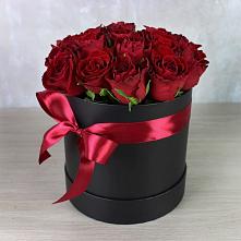 Цветочная композиция из Розы в шляпной коробке в Новокаякенте