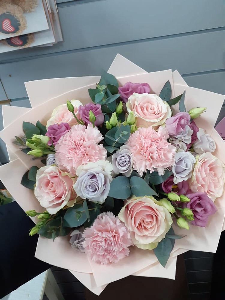 Букет цветов из: Розы, Гвоздики и Лизиантусы в Новокаякенте