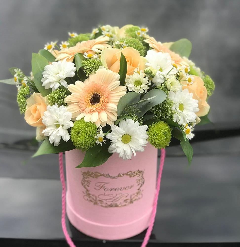 Цветочная композиция из Розы, Герберы и Хризантемы в шляпной коробке в Новокаякенте