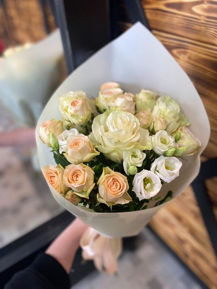 Букет цветов из: Розы и Лизиантусы в Новокаякенте