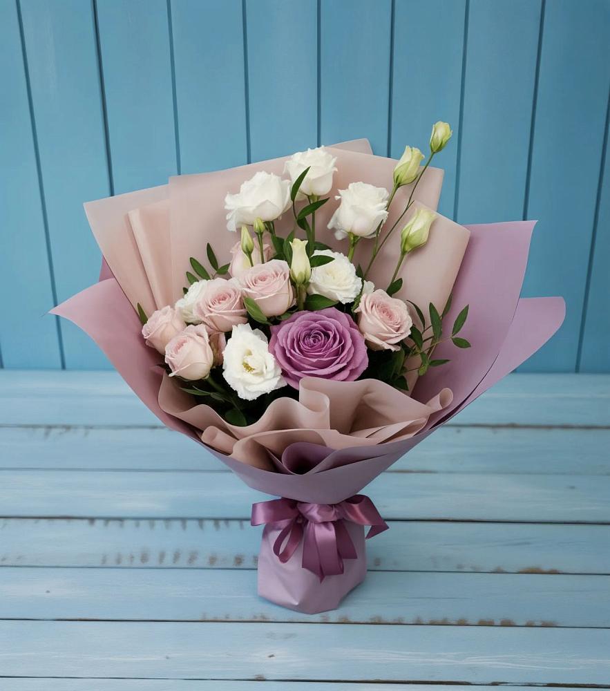 Букет цветов из: Розы и Лизиантусы в Новокаякенте